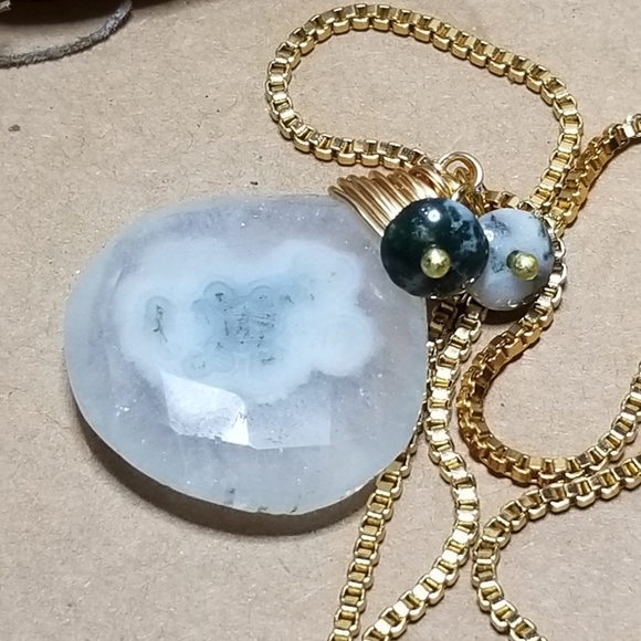 Solar quartz and gold necklace - Picture 4 of 5